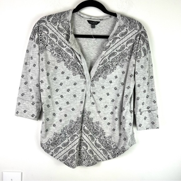 Lucky Brand Womens XS Gray Handkerchief Print Knit Top Shirt - Picture 2 of 7